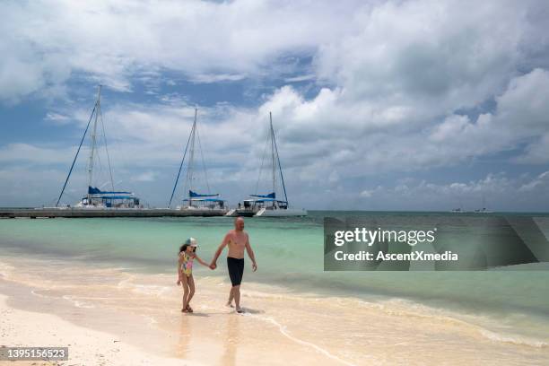vater und tochter auf einen strandurlaub - varadero beach stock-fotos und bilder