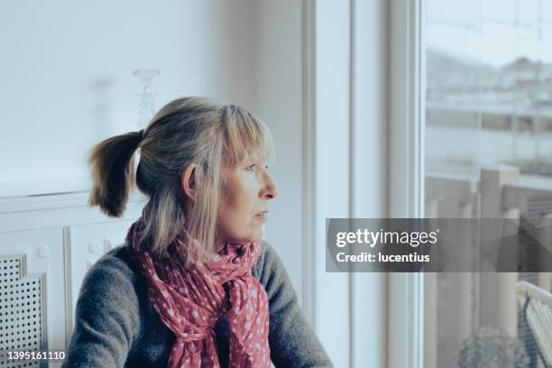 psychisches wohlbefinden kann zerbrechlich sein - winterdepression stock-fotos und bilder