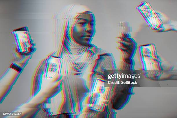 glitching technology - smartphone hologram stockfoto's en -beelden