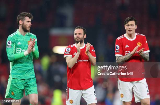 David de Gea, Juan Mata and Victor Lindelof of Manchester United applaud at the end of the Premier League match between Manchester United and...