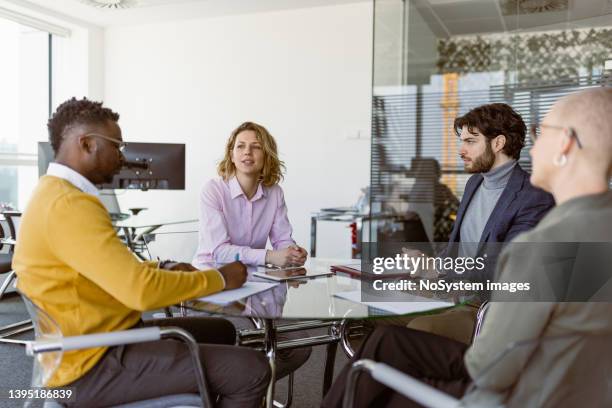 signature du contrat. investisseur et entrepreneur - shareholder photos et images de collection