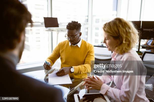 vertragsunterzeichnung. investor und auftragnehmer - fondsmanager stock-fotos und bilder