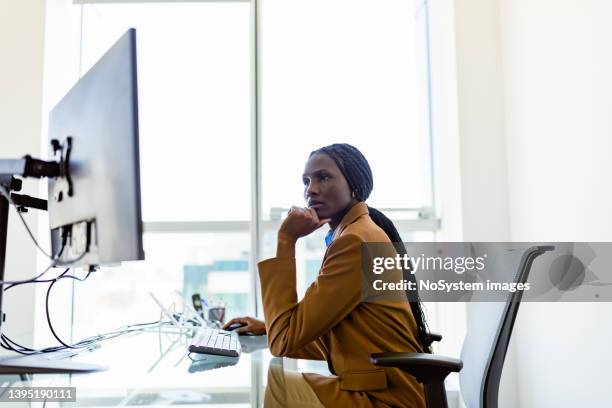 femme noire pdg travaillant dans son bureau de luxe moderne - bank manager photos et images de collection