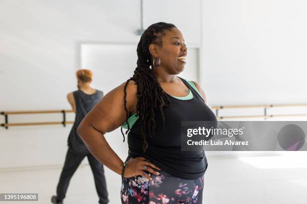 fit african woman dancing in fitness dance class - fat woman dancing stockfoto's en -beelden