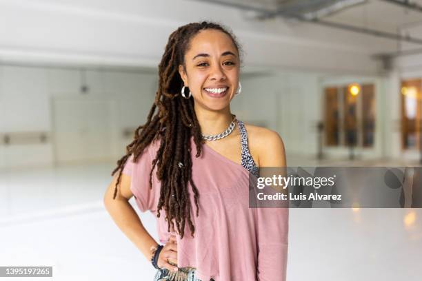 portrait of beautiful young woman in dance studio - dreadlocks stock-fotos und bilder