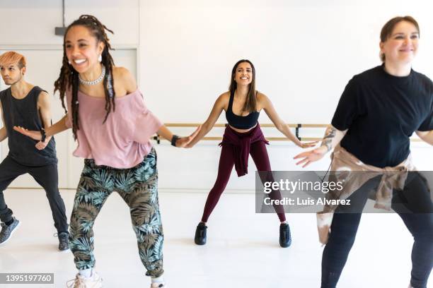 smiling multiracial women enjoying dancing at fitness studio - estúdio de dança - fotografias e filmes do acervo