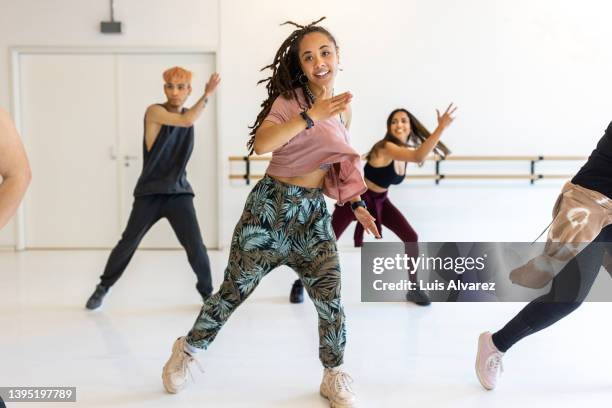 group of people doing zumba dance in fitness studio - zumba fitness stockfoto's en -beelden