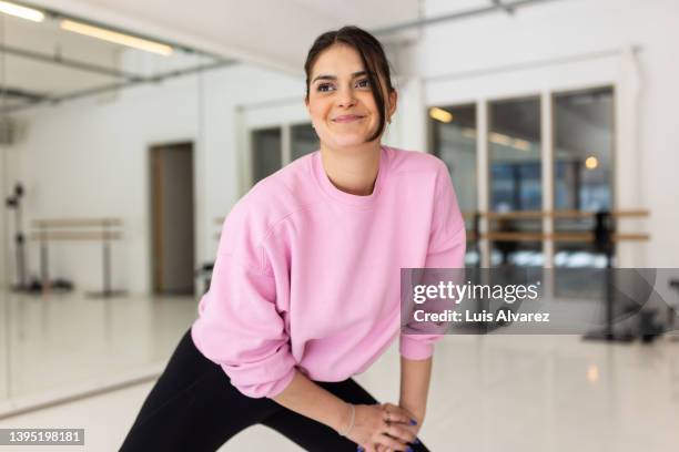 woman doing zumba dance routine in gym - caucasian dancers stretching in gym stock pictures, royalty-free photos & images