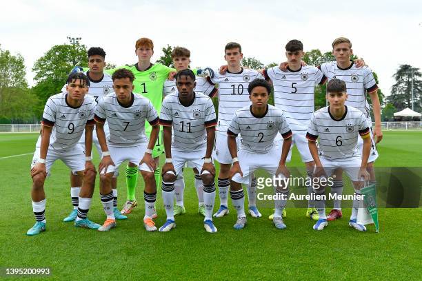 Team Germany pose before the international friendly match between France U16 and Germany U16 at INF Clairefontaine on May 03, 2022 in CLAIREFONTAINE,...
