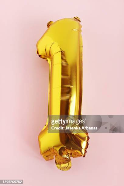 gold balloon number 1 - getal 1 stockfoto's en -beelden