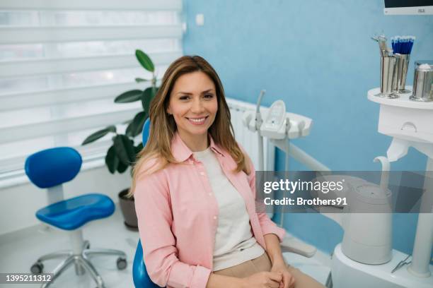 happy woman visiting a dentist office - patients brothers 個照片及圖片檔