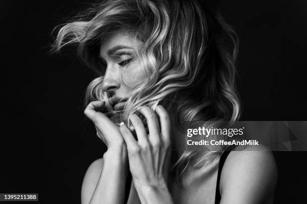 black and white portrait of a sensual woman - model black and white stockfoto's en -beelden