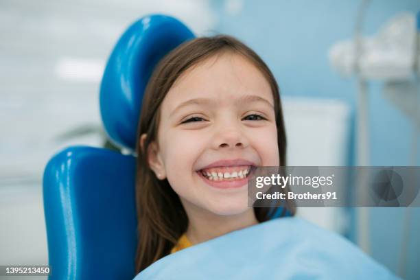 kleines mädchen, die ein zahnarzt - pediatric dentistry stock-fotos und bilder