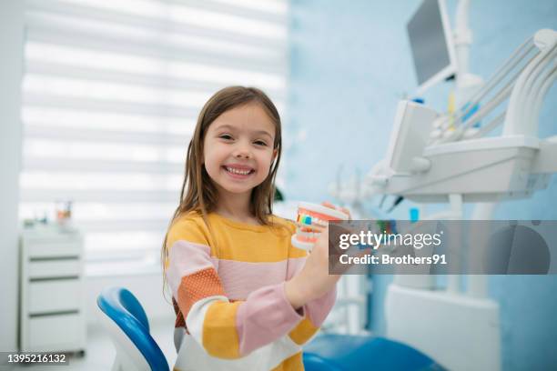 little girl visiting a dentist - tandarts stockfoto's en -beelden