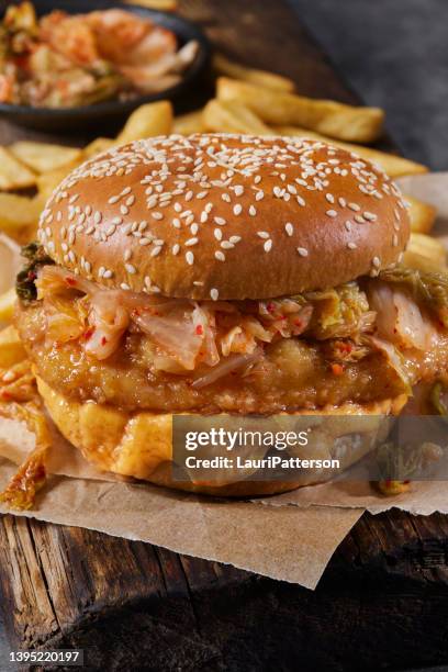 sweet and sour crispy fried chicken burger with kimchi - kipburger stockfoto's en -beelden