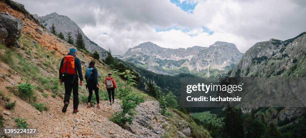 group of people hiking in the mountains - people climbing walking mountain group stockfoto's en -beelden