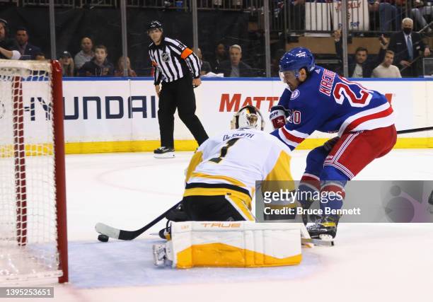 Chris Kreider of the New York Rangers scores a shorthanded goal at 17:07 of the second period against Casey DeSmith of the Pittsburgh Penguins in...