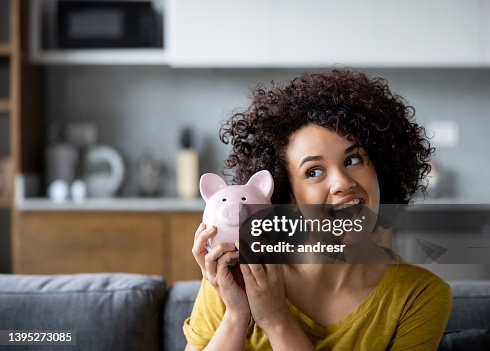 Mulher pronta para abrir seu cofrinho Mulher pronta para abrir seu cofrinho