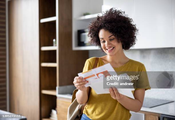 mujer feliz revisando el correo mientras llegaba a casa - mailbox fotografías e imágenes de stock