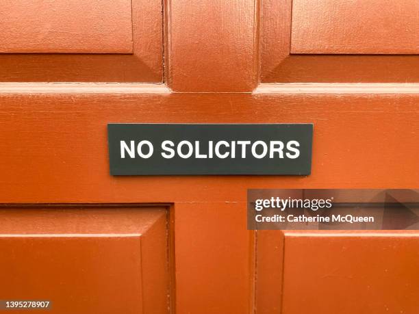 “no solicitors” sign on bright orange red door - kundenwerber stock-fotos und bilder