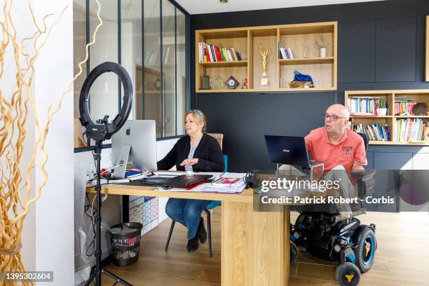 Philippe Croizon et sa femme Suzana Sabino chez eux.