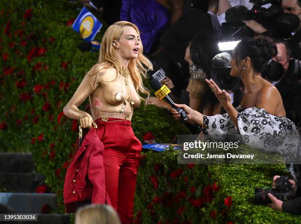 Cara Delevingne arrives to the 2022 Met Gala Celebrating "In America: An Anthology of Fashion" at Metropolitan Museum of Art on May 02, 2022 in New...