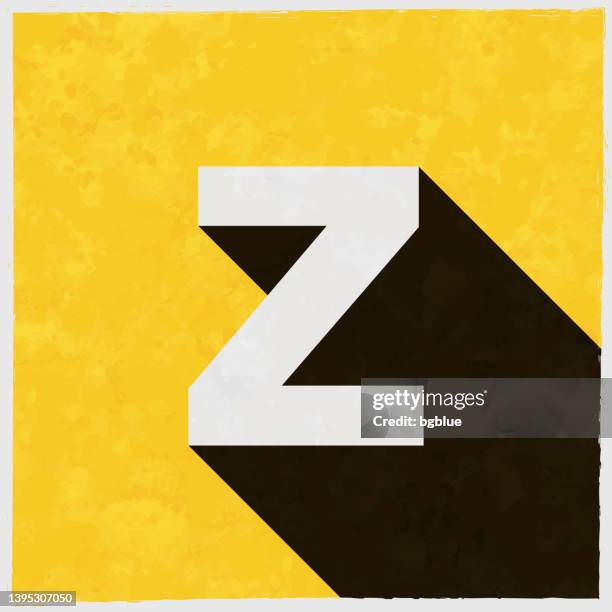 buchstabe z. symbol mit langem schatten auf strukturiertem gelbem hintergrund - buchstabe z stock-grafiken, -clipart, -cartoons und -symbole