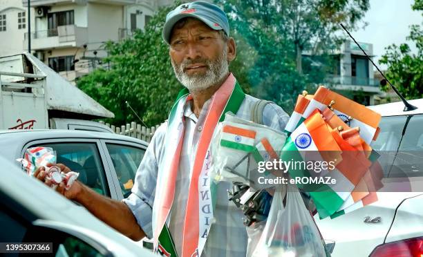 indian tricolor on sale, jaipur. - indian tricolor stock pictures, royalty-free photos & images