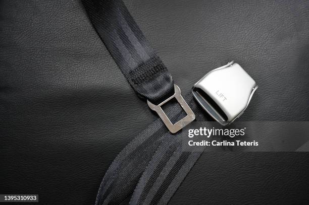 airplane seatbelt - cinturón de seguridad fotografías e imágenes de stock