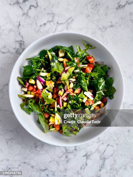 bowl of fresh salad on white background - ensalada stockfoto's en -beelden