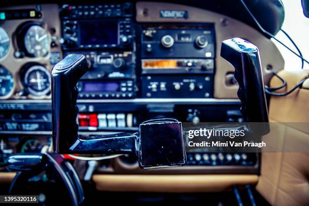 the cockpit of a light aircraft - höhenmesser stock-fotos und bilder