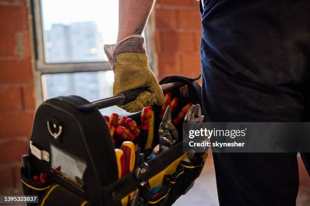 close up of unrecognizable manual worker carrying toolbox. - toolbox 個照片及圖片檔