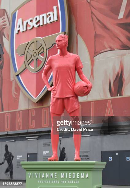 Vivianne Miedema statue stands outside the Emirates Stadium before the Barclays FA Women's Super League match between Arsenal Women and Tottenham...