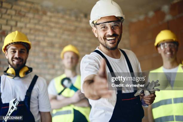 herzlich willkommen sie auf der baustelle! - construction workers stock-fotos und bilder