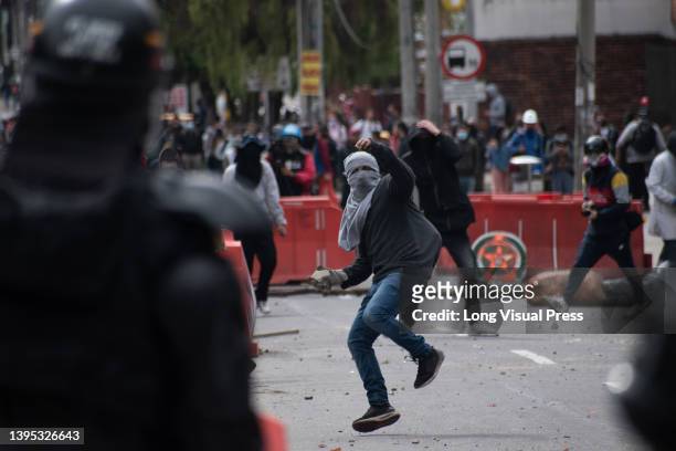 Demonstrators throw rocks and debree as FARC Guerrilla Dissident urban groups take control in clashes with Colombia's riot police 'ESMAD' at the...