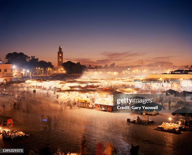 food stalls in djemaa el-fna square at dusk - marrakesh stockfoto's en -beelden