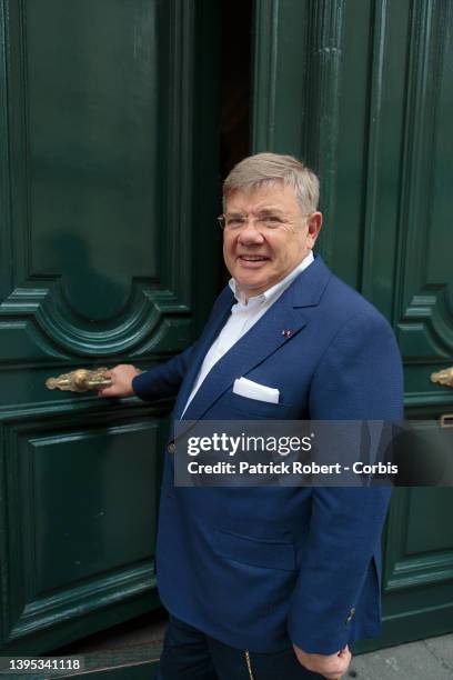 Jean-Yves Ollivier chez lui à Paris. L'homme d'affaire est le héros du documentaire "Plot for peace", "l'Histoire secrète de la fin de l'apartheid"...