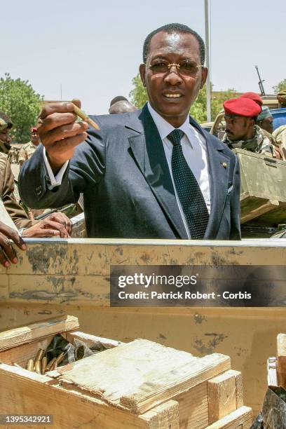 Le Président Idriss Deby Itno du Tchad célèbre sa victoire sur les rebelles du FUC .