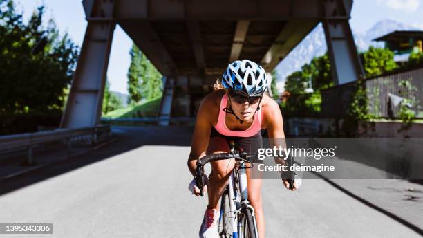 mujer ciclista durante un entrenamiento de sprint con bicicleta de carreras - triatlón fotografías e imágenes de stock
