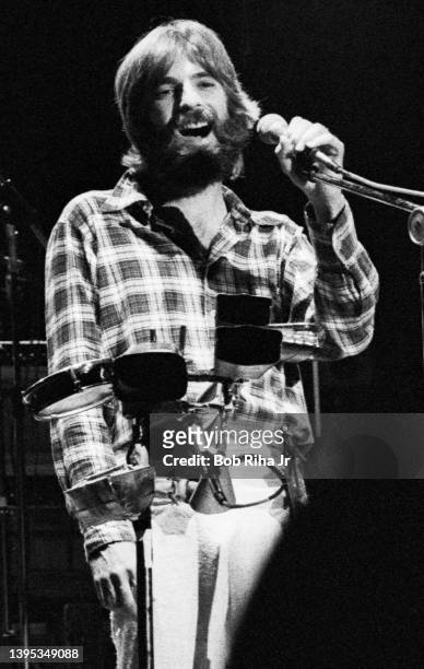 Kenny Loggins performs with Jim Messina in concert at the Universal Amphitheater, September 13, 1976 in Los Angeles, California.