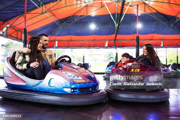 auto-tamponneuse loisirs - auto tamponneuse photos et images de collection