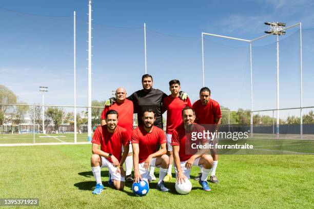 サッカーチームの集合写真 - アマチュア選手 ストックフォトと画像