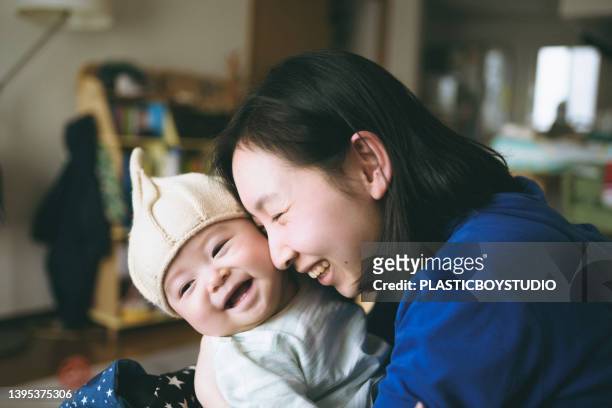 a smiling parent and child. - only japanese fotografías e imágenes de stock