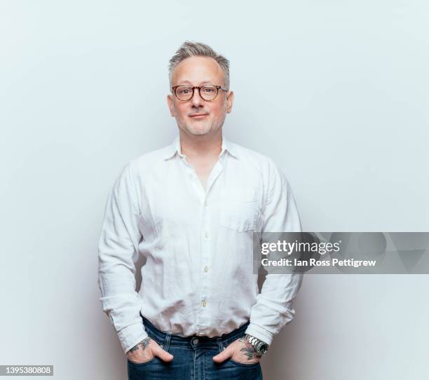 middle-aged businessman - homme fond blanc photos et images de collection