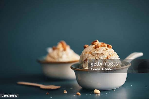 caramel ice cream with topping - ijs of rolschaatsen stockfoto's en -beelden
