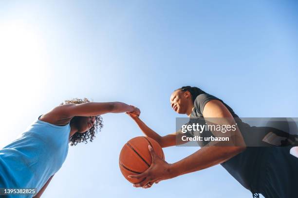 apretón de manos después del juego - womens basketball fotografías e imágenes de stock