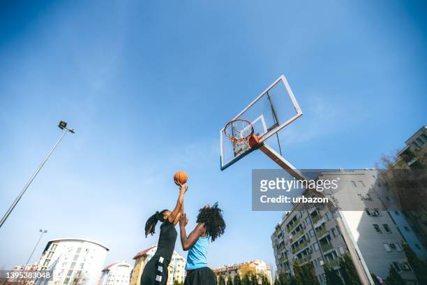 one on one basketball - women's basketball stockfoto's en -beelden