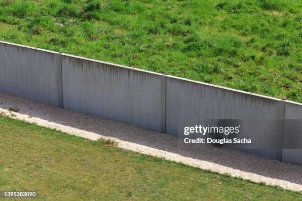 concrete retaining wall - retaining wall stock pictures, royalty-free photos & images