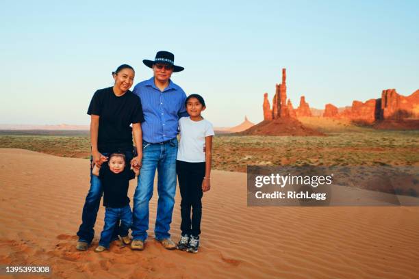 navajo family in monument valley - indian people stockfoto's en -beelden