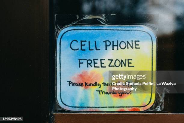 cell phone free zone sign - media ban stockfoto's en -beelden